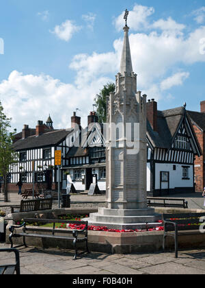 Das Kriegerdenkmal und das Black Bear Inn, Market Square, High Street, Sandbach, Cheshire, England, Vereinigtes Königreich Stockfoto