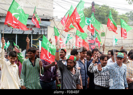 Mitglieder der Tehreek-e-Insaf (PTI Minderheiten Flügel) chant Parolen während Demonstration im Zusammenhang mit der nationalen Minderheiten Tag in Lahore Club auf Dienstag, 11. August 2015 drücken. Stockfoto