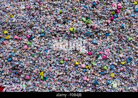 Alphabet Perlen (Kunststoff-Perlen mit Englishe Briefe, die ihm auferlegten) auf Verkauf-Shot von einem Festival vor Ort einkaufen. Stockfoto