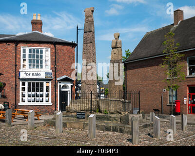 Der Sandbach Kreuze, zwei 9. Jahrhundert Stein angelsächsischen kreuzen. Marktplatz, Sandbach, Cheshire, England, Vereinigtes Königreich Stockfoto