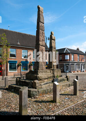 Der Sandbach Kreuze, zwei 9. Jahrhundert Stein angelsächsischen kreuzen. Marktplatz, Sandbach, Cheshire, England, Vereinigtes Königreich Stockfoto