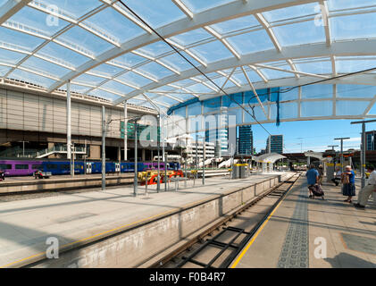 Neue Metrolink-Straßenbahn-Haltestelle und das neue ETFE-Dach nach der Sanierung funktioniert, Victoria Station, Manchester, England, UK Stockfoto