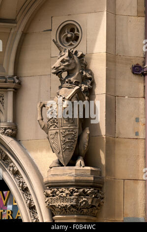 Statue eines Einhorns an der Tür des Lawrence Gebäude, Mount Street, Manchester, England, UK.  Pennington und Brigden, 1874 Stockfoto