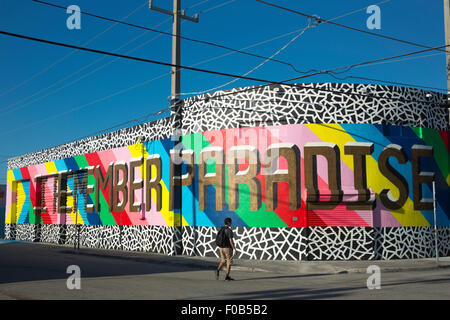 2014 HISTORISCHES WANDGEMÄLDE „I REMEMBER PARADISE“ („ICH ERINNERE MICH AN DAS PARADIES“) („MACKIVER“ 2013) NW 27TH STREET WYNWOOD NACHBARSCHAFT MIAMI FLORIDA USA Stockfoto