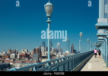 FUßGÄNGER GEHWEG BEN FRANKLIN BRIDGE PHILADELPHIA SKYLINE PENNSYLVANIA USA Stockfoto