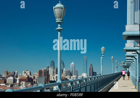 FUßGÄNGER GEHWEG BEN FRANKLIN BRIDGE PHILADELPHIA SKYLINE PENNSYLVANIA USA Stockfoto