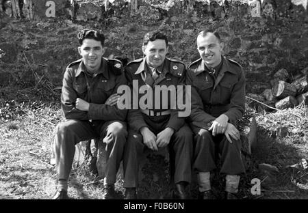 Drei Soldaten in ihren Uniformen sitzen Stockfoto