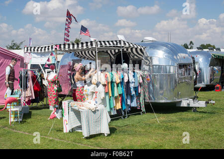 Vintage Boutique stall und Wohnwagen auf ein Vintage Retro Festival airstream. Großbritannien Stockfoto