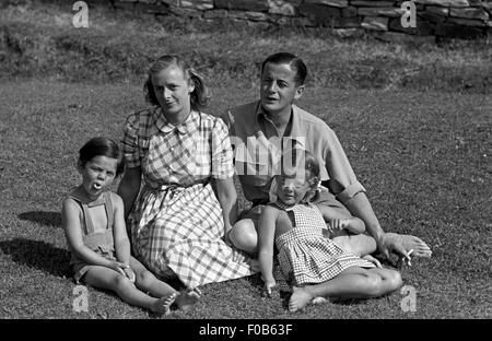 Familie von vier, eine Mutter und Vater mit ihrem kleinen Sohn und Tochter. Stockfoto