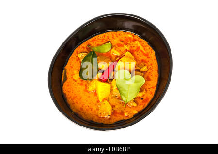 Ananas Curry mit Schweinefleisch, isoliert auf weißem Hintergrund Stockfoto