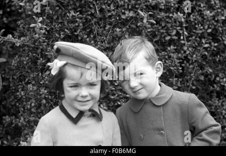 Bruder und Schwester elegant gekleidet Stockfoto