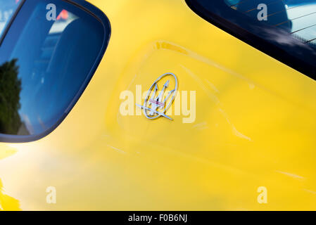 Maserati Dreizack Abzeichen Logo auf Seite des Autos Stockfoto