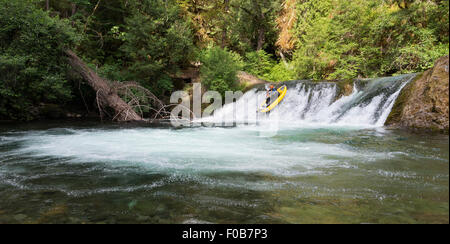Running Salmon Creek Falls in einem aufblasbaren Kajak, Oregon. Stockfoto