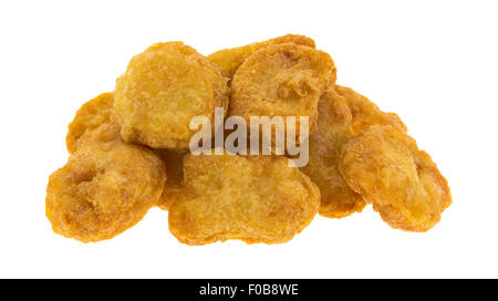 Mehrere Hühner-Nuggets in einem kleinen Haufen isoliert auf einem weißen Hintergrund. Stockfoto