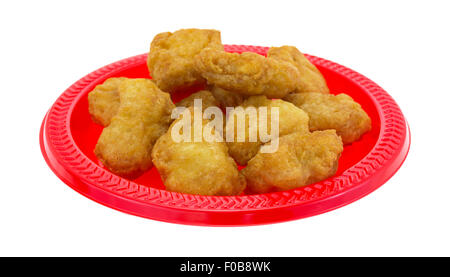 Eine Portion Chicken Nuggets auf einer roten Platte isoliert auf einem weißen Hintergrund. Stockfoto