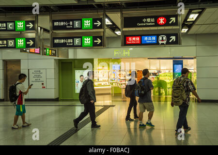 Pendler, die durch u-Bahnstation in Hong-Kong Stockfoto