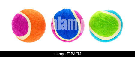 Eine Gruppe von drei kleinen Fetch Gummibälle für Hunde auf einem weißen Hintergrund. Stockfoto