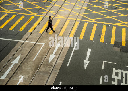 Business-Mann über die Straße in Hongkong, von oben Stockfoto