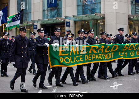 NEW YORK, NY, USA - 17. März 2014: Der jährliche St. Patricks Day Parade entlang der fifth Avenue in New York City. Stockfoto