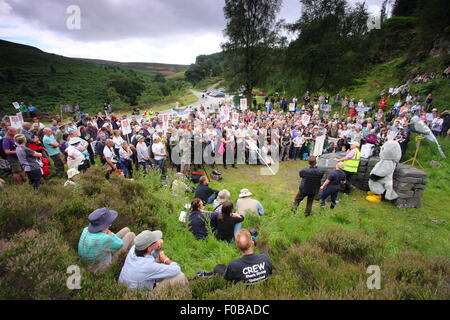 Demonstranten versammeln sich, um Kampagne gegen die illegale Verfolgung von Kornweihen am Kornweihe, Peak District Derbyshire UK Stockfoto