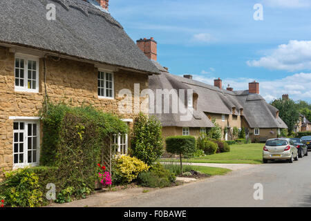 Strohgedeckten Hütten, Main Street, Ashby St Ledger, Northamptonshire, England, Vereinigtes Königreich Stockfoto