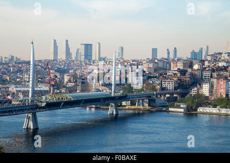 Goldene Horn U-Bahn Brücke mit alten und modernen Seite von Istanbul Hintergrundansicht während der Tageszeit. Viele Gebäude und Blick aufs Meer Stockfoto