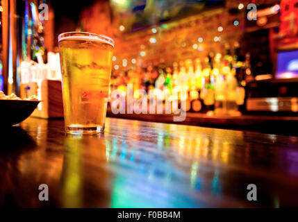 Pint Bier in einer Bar in ein Pub im traditionellen Stil Stockfoto