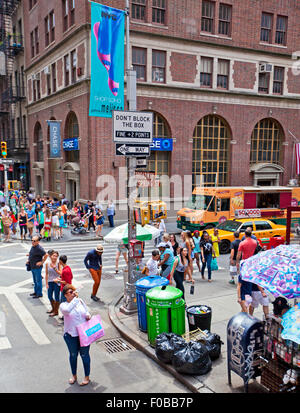 NEW YORK, NY, USA - 16. MÄRZ: Die New Yorker Feuerwehr bei der St. Patrick's Day Parade am 16. März 2013 in New York City, USA. Stockfoto
