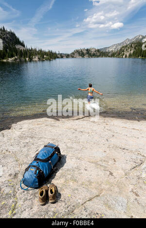 Backpacker, Baden in einem See in Oregon Wallowa Mountains hoch gehen. Stockfoto