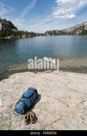 Backpacker Tauchen in einem See in Oregon Wallowa Mountains hoch. Stockfoto