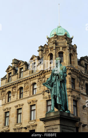 Statue von König George IV in Edinburgh, Schottland. Die Statue steht auf der George Street. Stockfoto