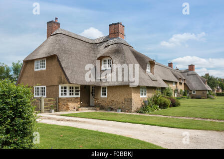 Strohgedeckten Hütten, Main Street, Ashby St Ledger, Northamptonshire, England, Vereinigtes Königreich Stockfoto