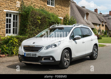 Weißen Peugeot 2008 Crossover Auto, Main Street, Ashby St Ledger, Northamptonshire, England, Vereinigtes Königreich Stockfoto