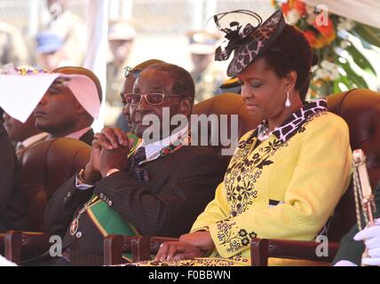 Harare, Simbabwe. 11. August 2015. Simbabwes Präsident Robert Mugabe(L) und Frau Grace Mugabe sitzen auf dem Podium, wie sie feiern im National Sports Stadium in Harare, Simbabwe, 11. August 2015 zu sehen. Simbabwe statt die jährlichen Verteidigung Day Parade im Rahmen der Feierlichkeiten anlässlich der Unabhängigkeit des Landes von der britischen Kolonialherrschaft vor 35 Jahren. © Stringer/Xinhua/Alamy Live-Nachrichten Stockfoto