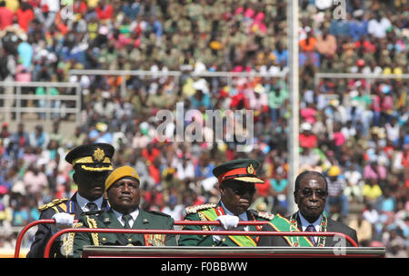 Harare, Simbabwe. 11. August 2015. Simbabwes Präsident Robert Mugabe (1. R) prüft die Parade im National Sports Stadium in Harare, Simbabwe, 11. August 2015. Simbabwe statt die jährlichen Verteidigung Day Parade im Rahmen der Feierlichkeiten anlässlich der Unabhängigkeit des Landes von der britischen Kolonialherrschaft vor 35 Jahren. © Stringer/Xinhua/Alamy Live-Nachrichten Stockfoto