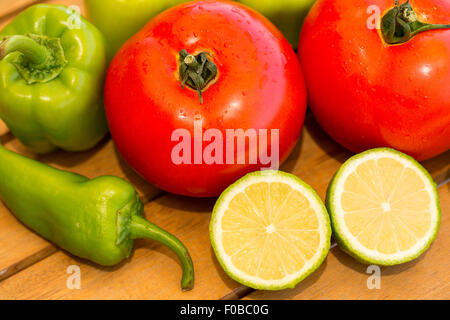 Nassen Tomaten, grüne Glocke Pfeffer, grünem Pfeffer und die Hälfte einer Zitrone Stücke geschnitten Stockfoto