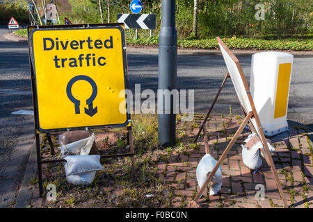 Der Verkehr umgeleitet. Schild zeigt eine Ablenkung um einen Kreisverkehr, West Midlands, England, Großbritannien Stockfoto