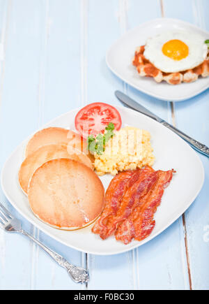 Amerikanisches Frühstück mit Pfannkuchen, Speck und Eiern Stockfoto