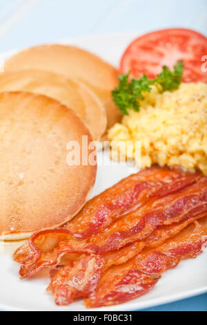 Amerikanisches Frühstück mit Pfannkuchen, Speck und Eiern Stockfoto