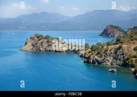 Yacht in einer Bucht von der Vogelperspektive in der Nähe von Fethiye. Mittelmeer Landschaft Blick auf Küste und Berge Stockfoto