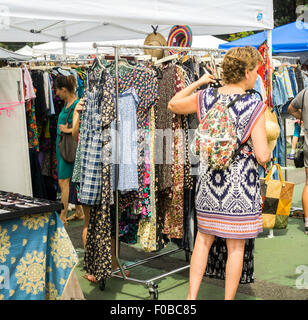 Käufer an der ursprünglichen Brooklyn Flea in der Nähe von Clinton Hill auf Samstag, 8. August 2015. Der Flohmarkt, die mehr als 100 Stände von Brooklyn Anbieter handgefertigt oder gebrauchte Ware Gastgeber eröffnet im sportlichen Bereich der Bischof Loughlin High School am Samstag. Käufer kommen aus der ganzen Stadt für Schnäppchen und eine Art lokale waren, die zum Verkauf angeboten wird.  (© Richard B. Levine) Stockfoto