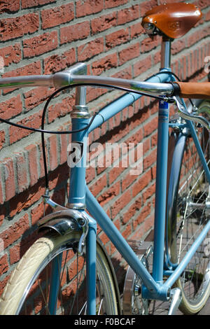 Ein Luxus Vintage italienischen fixed Gear (Fixie) Fahrrad in Himmelblau mit Ledersattel und Griffe und weißen Röhren. Stockfoto