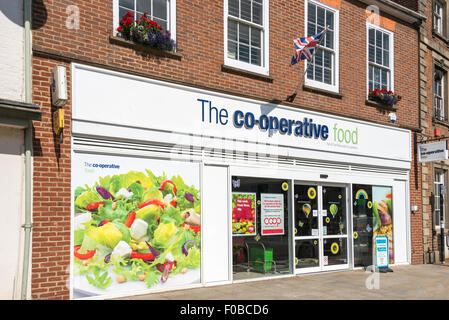 Die Co-Operative Lebensmittel Supermarkt, Watling Street, Towcester, Northamptonshire, England, Vereinigtes Königreich Stockfoto