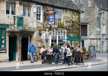 Pub und Besucher auf The Cotswolds Arms Pub High Street Burford Cotswolds Oxfordshire England Uk Europe Stockfoto