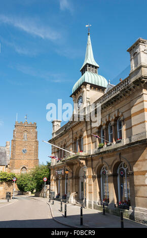 Das alte Rathaus und St.-Lorenz-Kirche, Market Square, Towcester, Northamptonshire, England, Vereinigtes Königreich Stockfoto