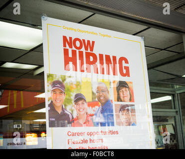 Ein Schild im Fenster eines McDonalds's in Chelsea in New York berät potenzielle Bewerber die Möglichkeiten in der Fast-Food-Industrie, auf Sonntag, 9. August 2015 gesehen.  (© Richard B. Levine) Stockfoto