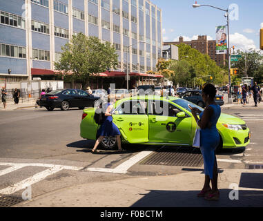 Ein Reisender tritt eine grüne äußere-Boro-Kabine in der Nachbarschaft von Harlem in New York am Sonntag, 9. August 2015. (© Richard B. Levine) Stockfoto