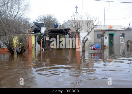 Buenos Aires, Argentinien. 11. August 2015. Foto aufgenommen am 11. August zeigt die überflutete Straße in die Stadt Arrecifes in Buenos Aires, Argentinien, am 11. August 2015. Laut der lokalen Presse wurden mindestens 380 Menschen aufgrund der Flut evakuiert. Bildnachweis: Jose Granata/TELAM/Xinhua/Alamy Live-Nachrichten Stockfoto