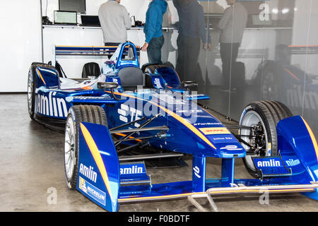 Mechanik arbeitet an Formel E Rennwagen während einer Pause beim Testen in Donington Raceway Leicestershire UK Stockfoto