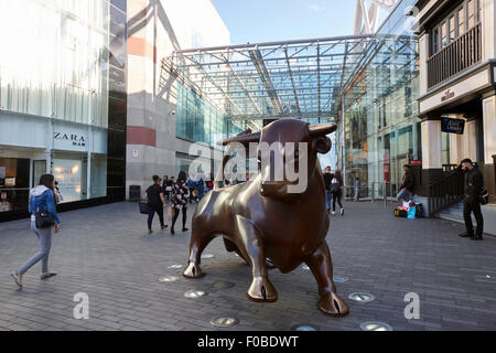 Stier-Skulptur an der Birmingham Bullring Shopping Centre UK Stockfoto